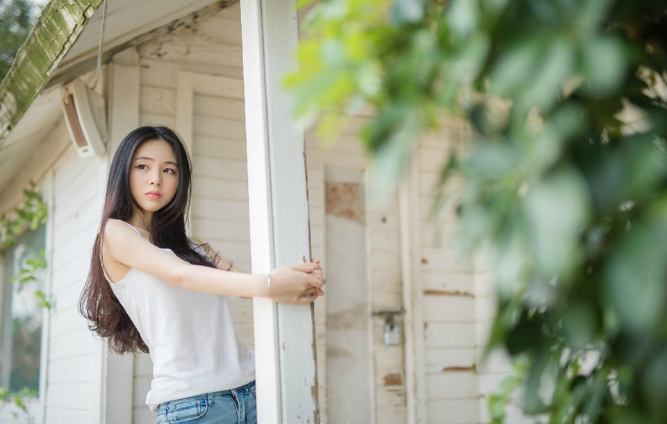 刘璝径直闯入刘璋的后院儿，询问了几个婢女家丁之后，便找到了刘璋的所在，都已经日上三竿，快到午时了，这时候竟然还在卧房，莫非真是身体不适？